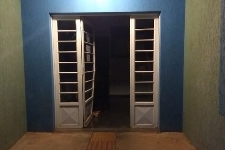 Porta frontal da Agência arrombada pelos criminosos - Foto: Polícia Militar/Divulgação